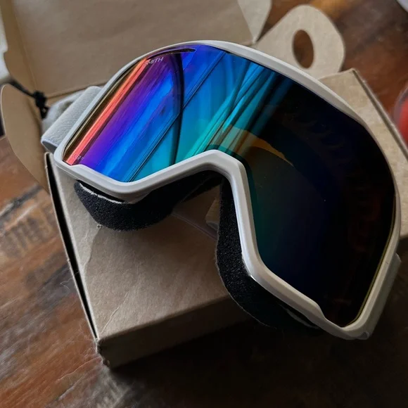 SMITH snow/skiing goggles with anti-fog lens, &
UVA/UVB sun protection - Picture 1 of 12